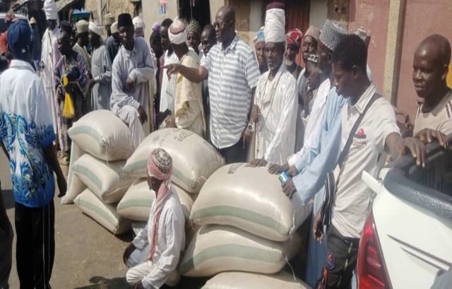 Ramadan 2023: Kaduna Church distributes food items, cash to over 1000 poor Muslims 